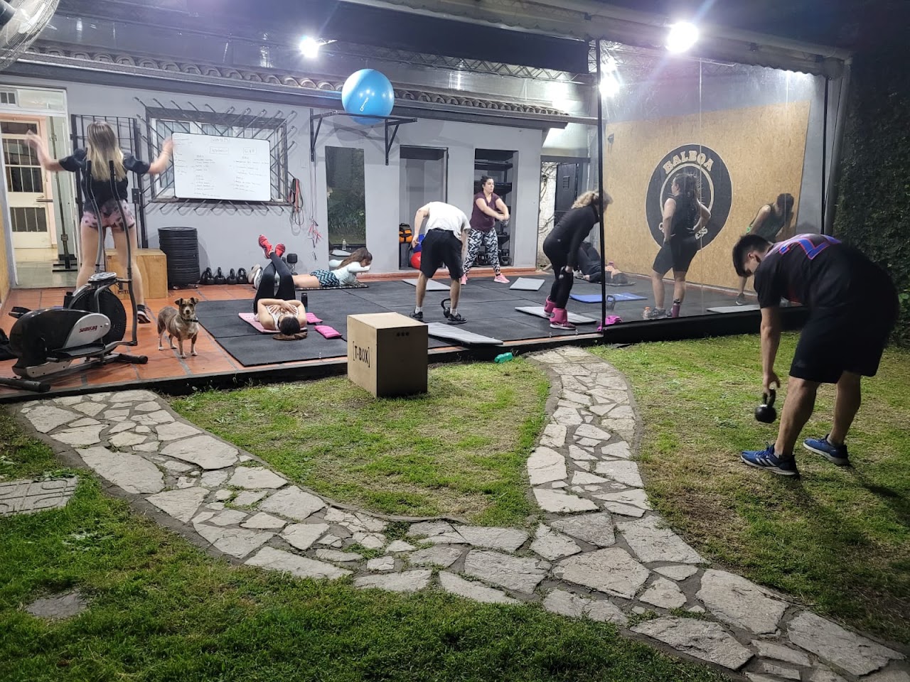 Clase grupal de entrenamiento funcional en BALBOA centro fitness, Temperley
