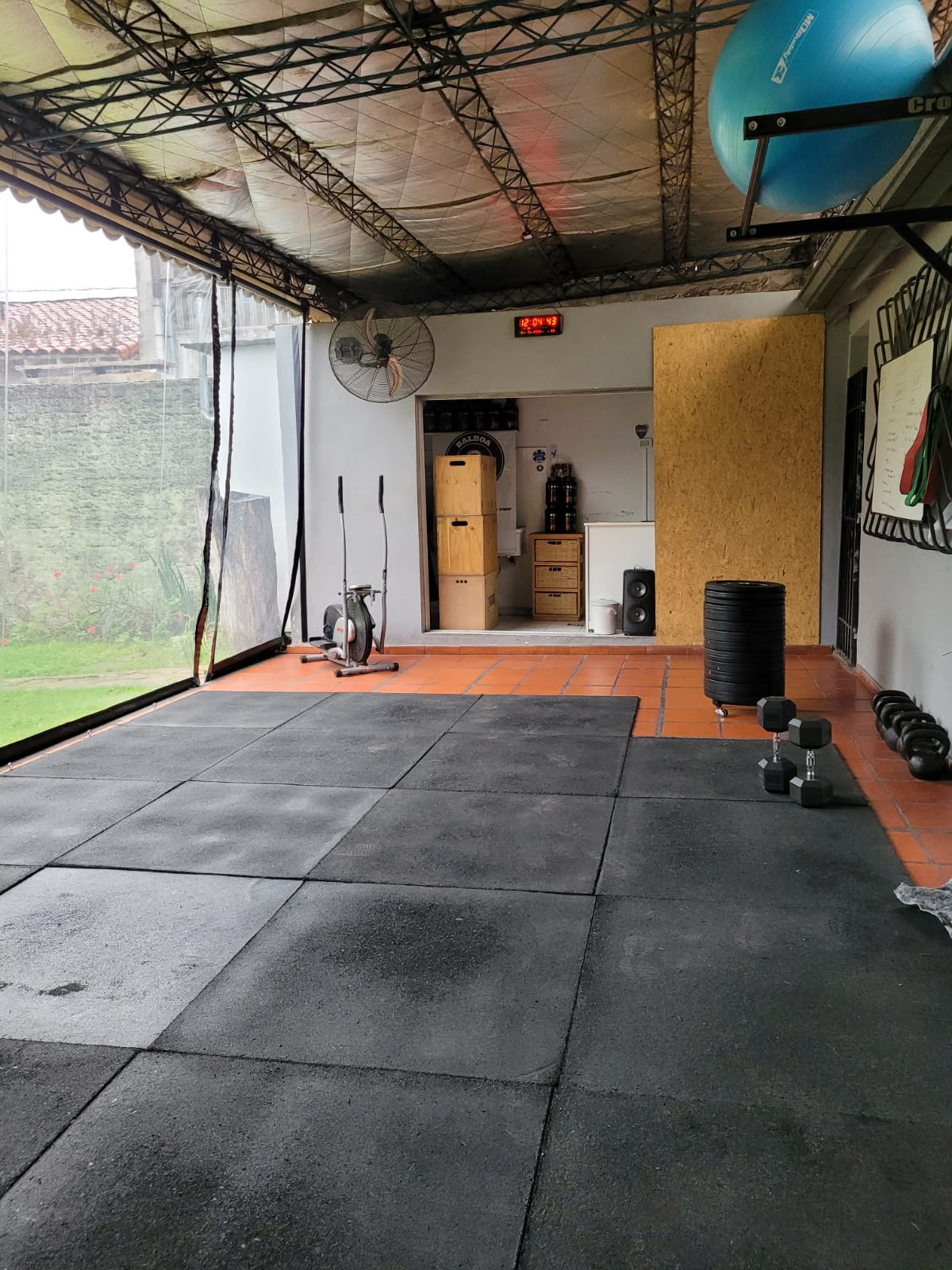 Sector de entrenamiento con kettlebells y mancuernas en BALBOA centro fitness