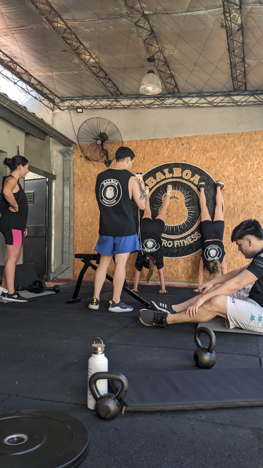 Equipo de BALBOA centro fitness entrenando frente al mural de la pared